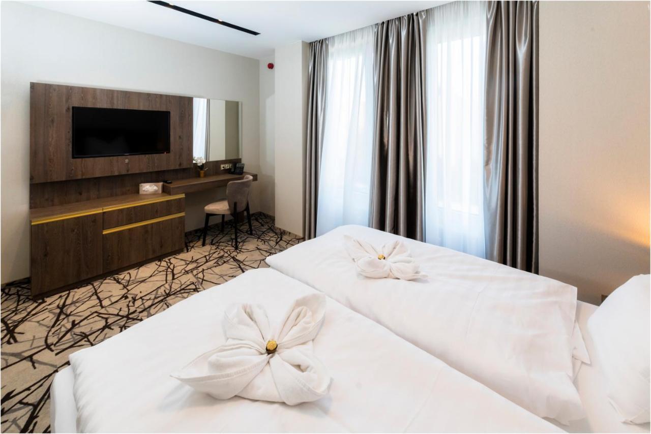 Hotel Szatmari & Etterem Jászberény Bagian luar foto