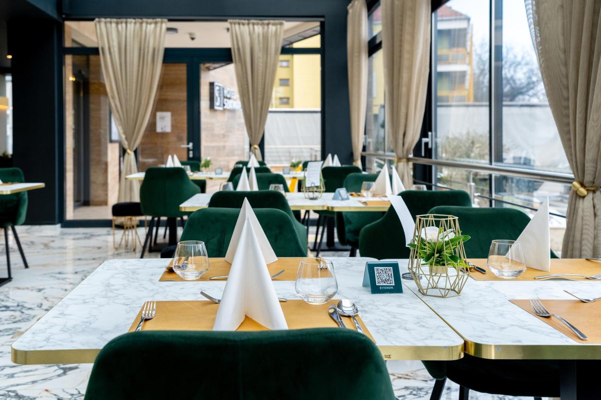Hotel Szatmari & Etterem Jászberény Bagian luar foto