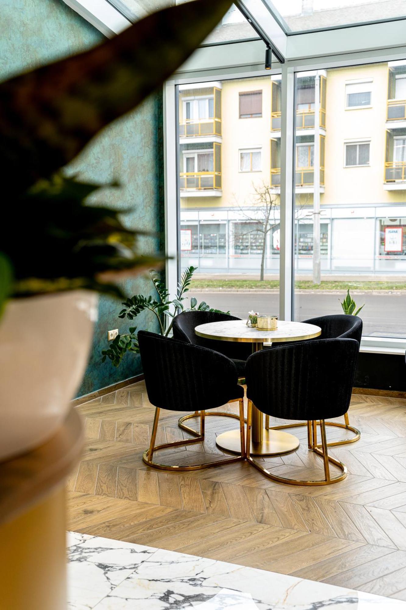 Hotel Szatmari & Etterem Jászberény Bagian luar foto